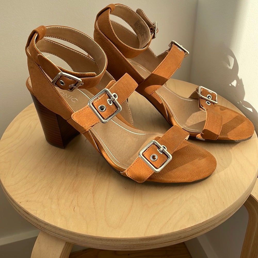 Vionic Caramel Saddle Leather Strapy Stacked Block Heel